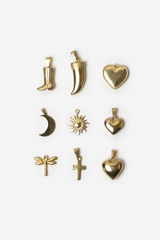 Pendentes variados dourados